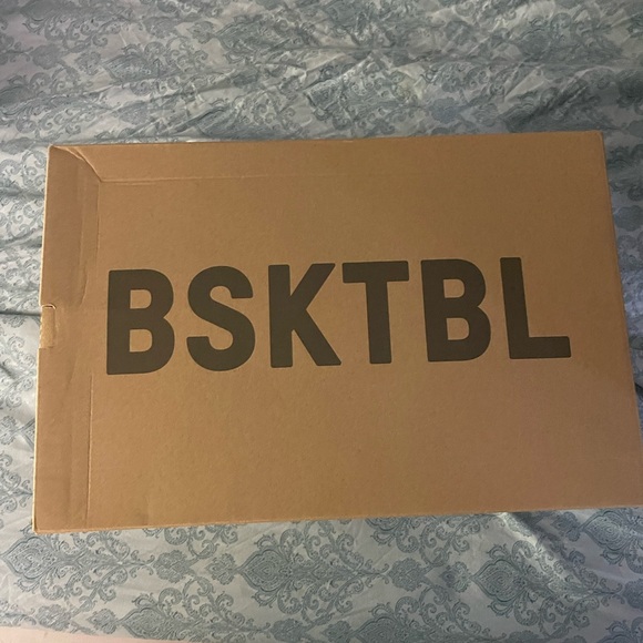 Pair of Yeezy basketball knit very comfortable I own a pair this in not my size - Picture 2 of 4